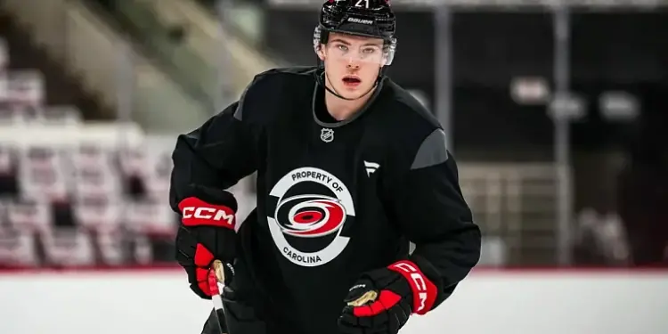Голкипер «Каролины» Кочетков рассказал об адаптации Никишина в НХЛ