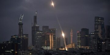 Иран начал новую волну ракетных атак в ответ на удары Израиля