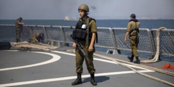 Израильские военные поднялись на борт судна, на котором шла Тунберг