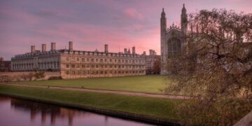 Кембридж дискриминирует белых и мужчин, пишут СМИ