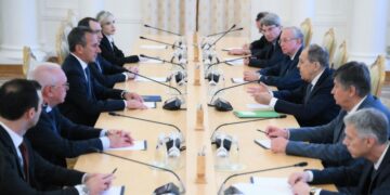 Лавров обсудил с абхазским коллегой создание материально-технической базы