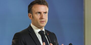 Макрон назвал попытку сменить режим в Иране военным путем большой ошибкой