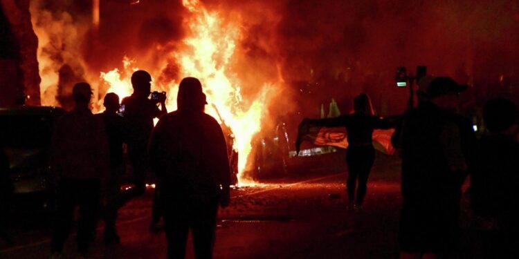 Мэр Лос-Анджелеса не исключила введение комендантского часа