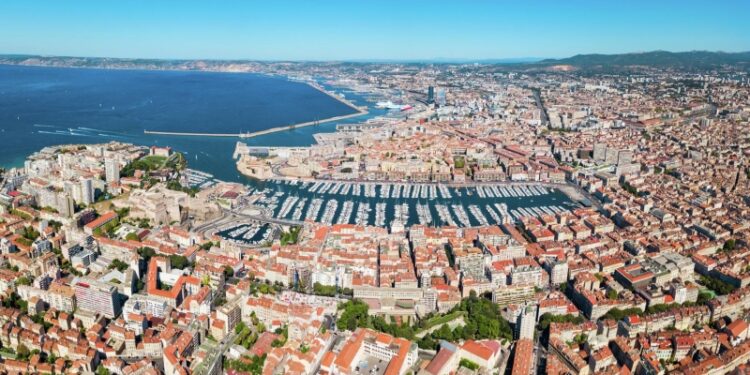 Метро Марселя завалено горами мусора, пишут СМИ