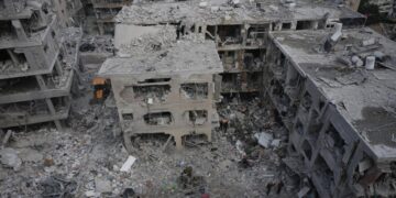 Министр обороны Израиля прибыл на место падения ракеты под Тель-Авивом