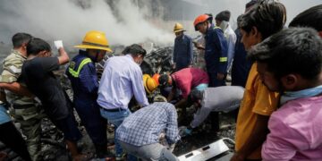 На месте крушения самолета в Индии нашли 204 тела