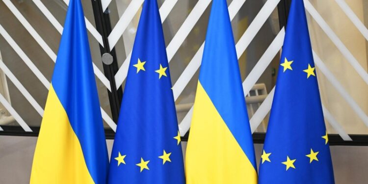 Наращивание поставок оружия Украине не остановит войну, заявил евродепутат