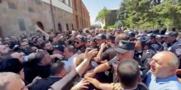 Около резиденции Католикоса всех армян вновь начались стычки
