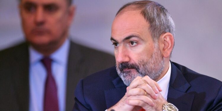 Пашинян поручил собрать досье на священников, заявил экс-омбудсмен