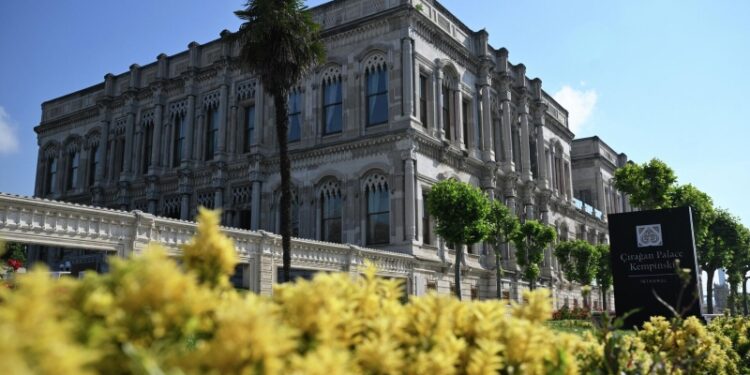 Переговоры России и Украины начнутся в 13:00 мск, подтвердил источник