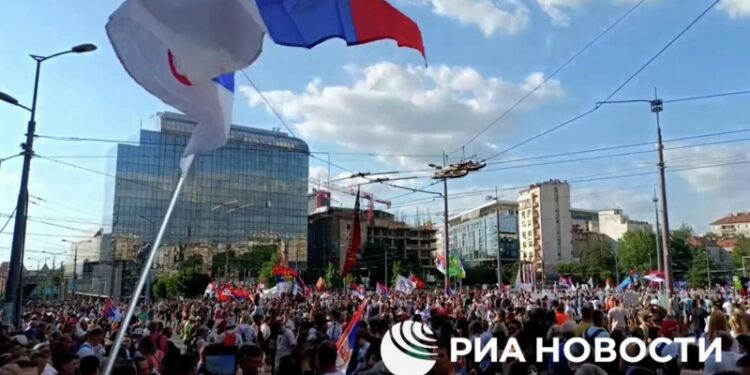 Полиция применила силу против протестующих в Белграде