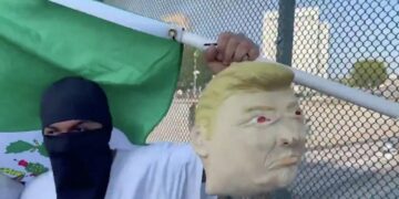 Полиция в Лос-Анджелесе применила слезоточивый газ против протестующих