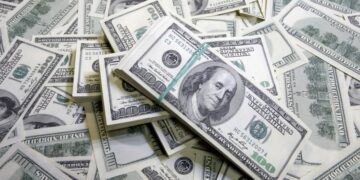 Политика Байдена и Трампа нанесла удар по доллару, заявили эксперты