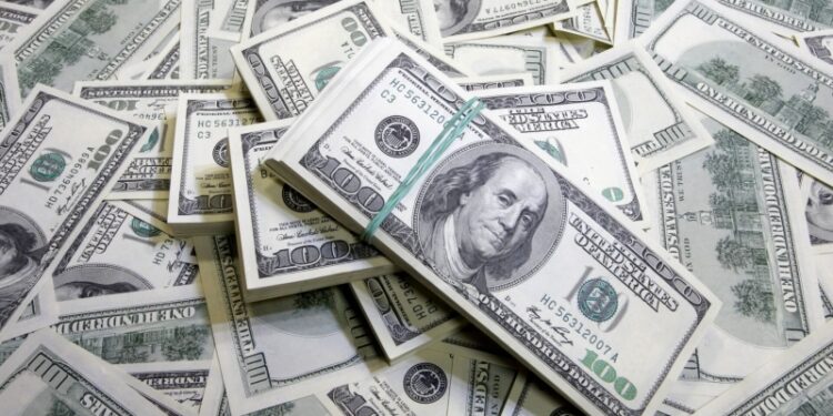 Политика Байдена и Трампа нанесла удар по доллару, заявили эксперты