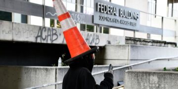 При протестах в Лос-Анджелесе разграбили 23 магазина, заявила мэр