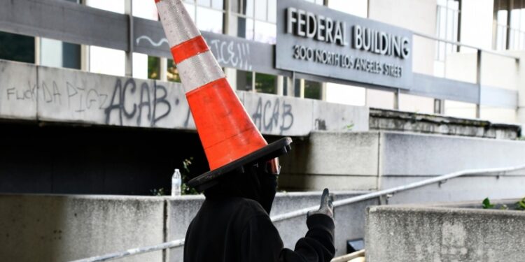 При протестах в Лос-Анджелесе разграбили 23 магазина, заявила мэр