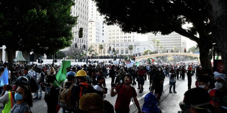 Протестующие в Калифорнии разграбили магазины известных брендов