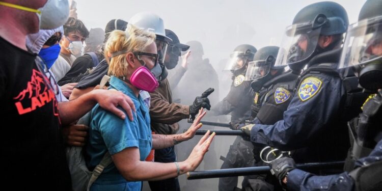 Протестующие в Лос-Анджелесе кидают в полицию фейерверки