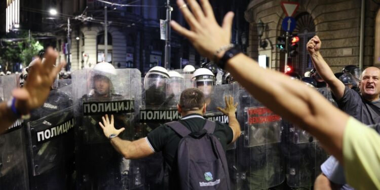 Протесты в Сербии сложно сравнить с Майданом, считает эксперт