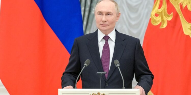 Путин призвал укреплять позиции русского языка