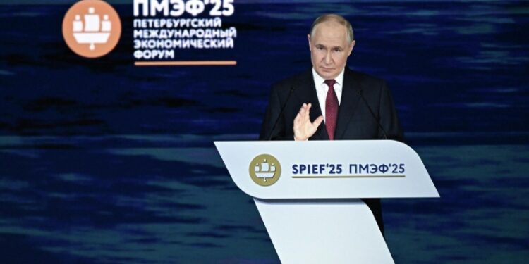 Россия выполняет договоренности в рамках работы с ОПЕК+, заявил Путин