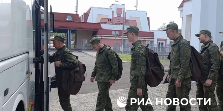 Российские военные, вернувшиеся из плена, позвонили родным
