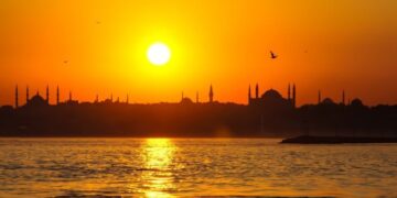 Самолет, на борту которого может быть российская делегация, сел в Стамбуле