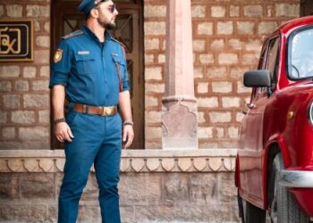 «Семья на первом месте. Остальное — сопутствующие мероприятия»: Демис Карибидис об отцовстве, работе и съемках в Индии