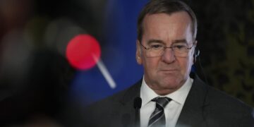 СМИ: глава Минобороны ФРГ прибыл в Киев обсудить продолжение военной помощи