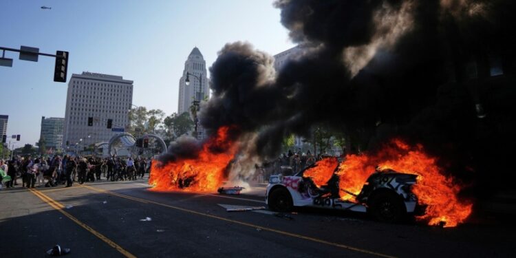 Трамп находится «на развилке» из-за протестов в Калифорнии, считает эксперт