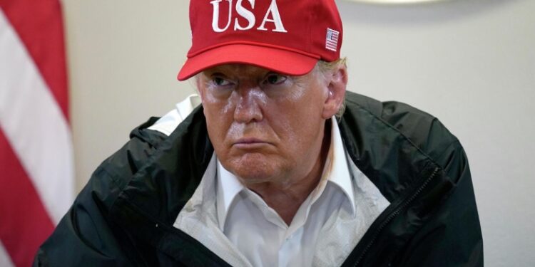 Трамп прибыл в Гаагу с развязанными шнурками и в кепке USA