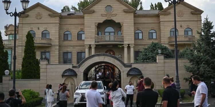 У дома Карапетяна во вторник задержали более 50 человек