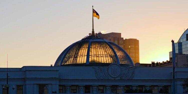 Украинцев с малых лет учат ненависти к России, заявила омбудсмен