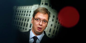 В Белграде начались столкновения протестующих с полицией