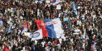 В Белграде начались стычки протестующих с полицейскими