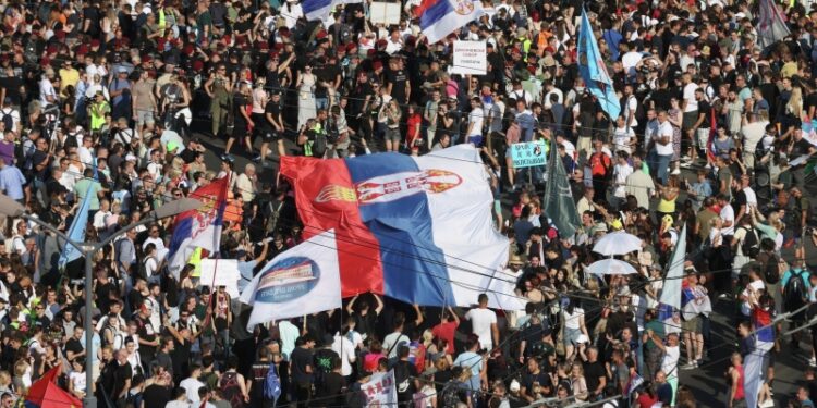 В Белграде начались стычки протестующих с полицейскими