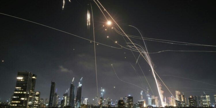 В Израиле заявили о большом материальном ущербе от иранских атак