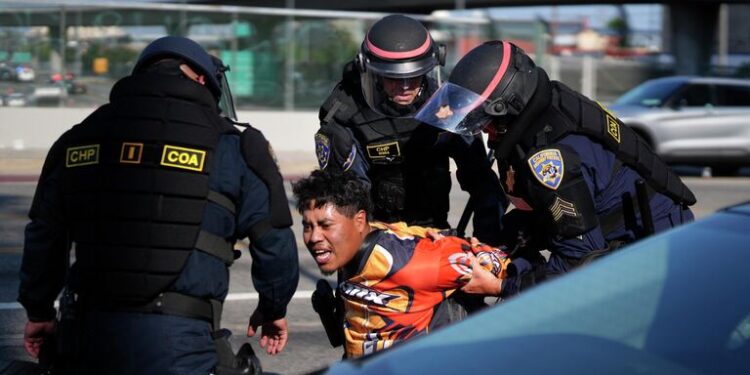 В Лос-Анджелесе полиция разблокировала группу протестующих