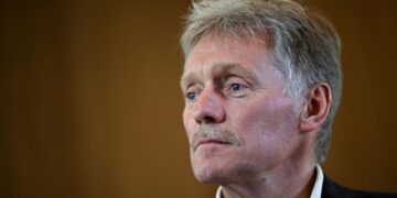 В Сирии нужно налаживать отношения с фактическими властями, заявил Песков