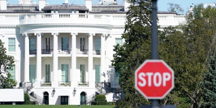 В США не обсуждают попытку смены власти в Иране, пишет Politico