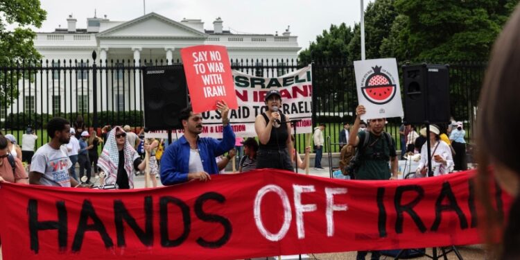 В США прошли антивоенные протесты из-за авиаударов по Ирану