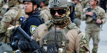 В США задержали мужчину, пытавшегося въехать в толпу протестующих