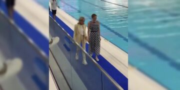 Во Франции высмеяли наряд жены Макрона