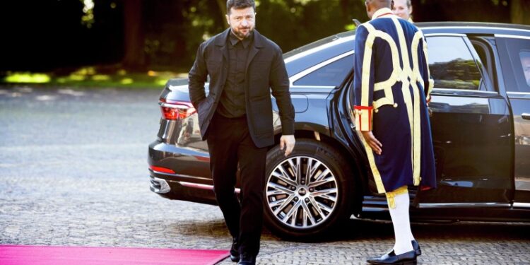 Зеленский прибыл на саммит НАТО в необычном наряде