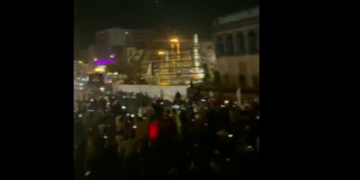 Жители Тегерана собрались в центре города, чтобы наблюдать за работой ПВО