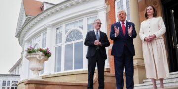 Bloomberg назвало разговор Трампа и Стармера неловким