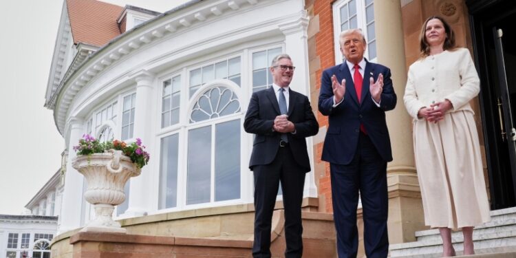 Bloomberg назвало разговор Трампа и Стармера неловким