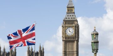 Британия первой в мире ввела санкции против организации незаконной миграции