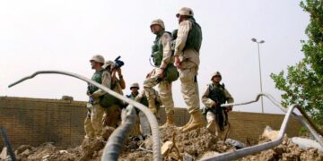 Британия убеждала США повременить с вторжением в Ирак, пишет FT