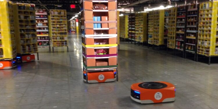 Число роботов в Amazon скоро сравняется с численностью людей, пишут СМИ